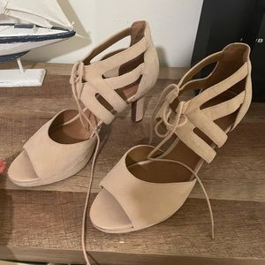 Clarks shoes. Size 9. Like new , very comfortable